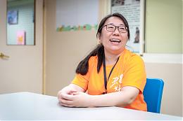 正能量職能治療師楊沛璇，投入伊甸身心障礙者服務六年，致力於提升他們的生活品質。