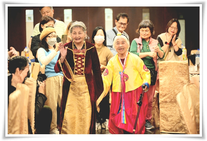 高齡91歲的金枝阿嬤(左)穿著皇后禮袍，和身穿韓服的素月阿嬤一起歡喜進場。
