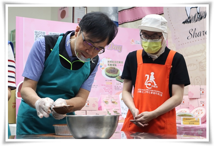 桃園市政府勞動局副局副局長周賢平在伊甸庇護員工小錦帶領下，完成可愛的提拉米蘇蛋糕。