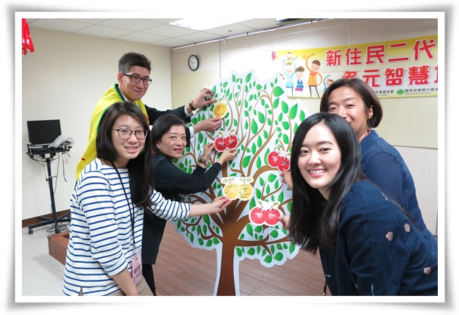 國泰慈善基金會經理呂金龍(左上)期許新二代能在新的一年裡積極學習