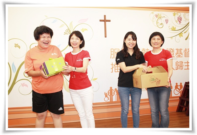 中國人壽帶來捐助經費及端午禮品，由溫馨家園主任張靜薇(右2)和學員代表接受