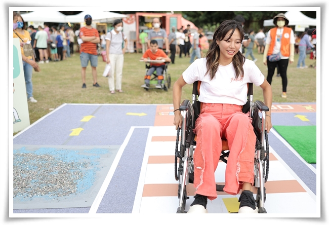 公益大使吳汶芳體驗輪椅駕訓班，直呼不簡單