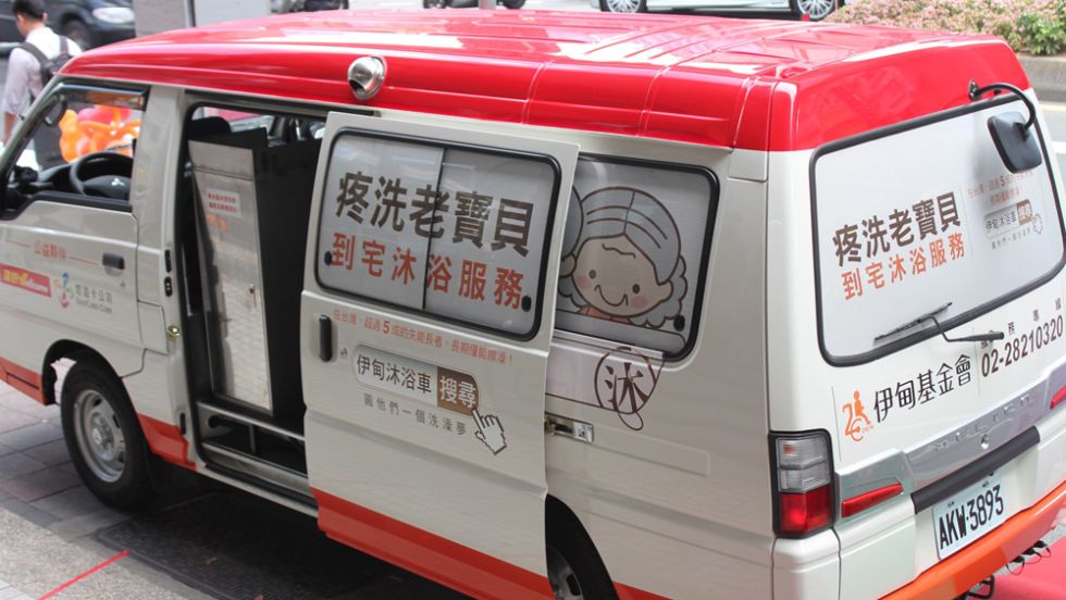 2015年 伊甸首台沐浴車到位 提供失能長輩沐浴服務