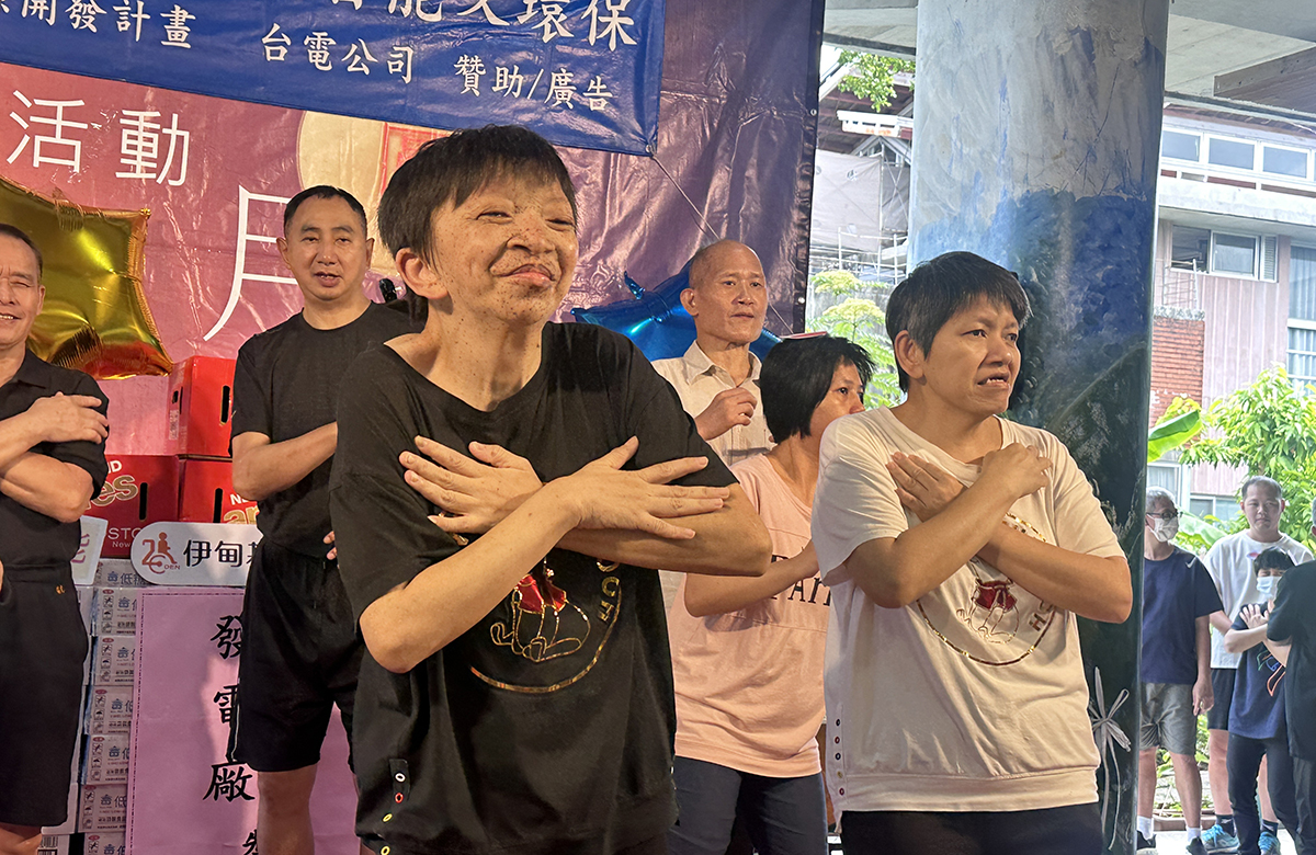 淑芬與明秀首次參與院內的中秋節活動，更上台獻出處女秀留下難忘的回憶