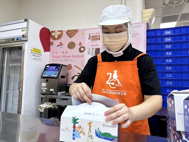 伊甸庇護員工小昀從產品包裝、組裝及出貨等工作開始，在專業團隊陪伴逐步累積實務經