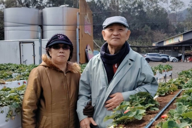 許麥可與家人關係緊密，雖然視力退化，但努力生活守護一家人