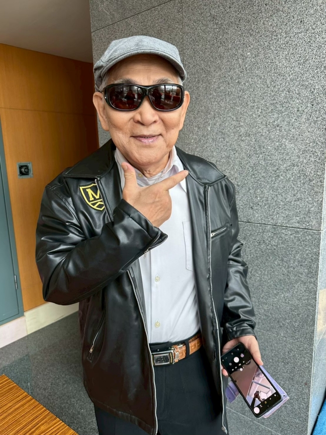 退休後，許麥可視力逐漸退化，但仍積極生活，不讓家人擔心