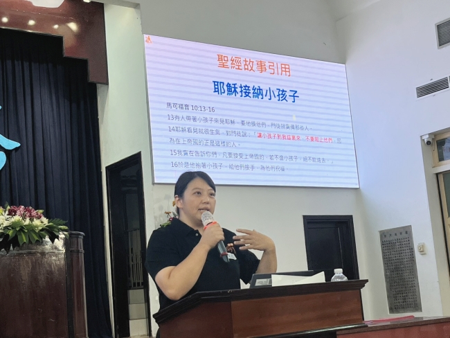 伊甸婦幼家園主任吳宜霖擔任講師，以兒童發展及早療角度，認識孩子的行為