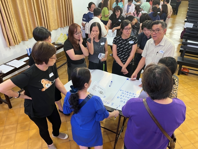 工作坊學員互相討論，激盪出與孩子互動的方法