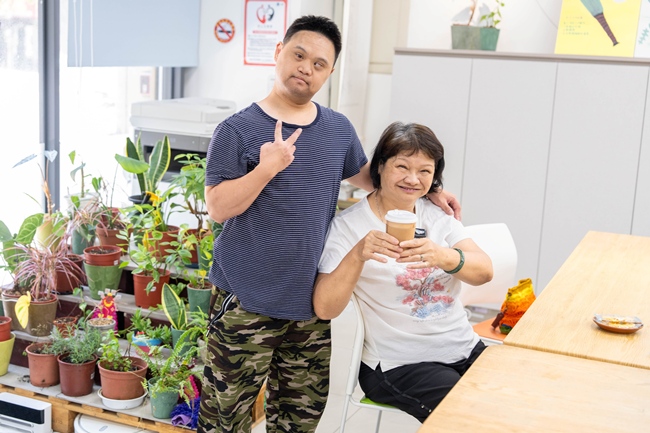 有重度唐氏症的小羽，在以利亞小作所學會製作手沖咖啡，並獻給最愛的媽媽。