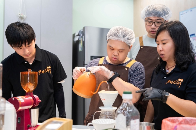  新竹縣政府委託伊甸基金會成立以利亞小作所，透過手沖咖啡、果乾製作與自立生活訓練，幫助障礙者建立各項所需能力。