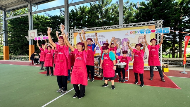 湖西社區千歲麵包坊長者與本會應許之地作業坊服務對象帶來歡迎樂曲及麵包舞表演