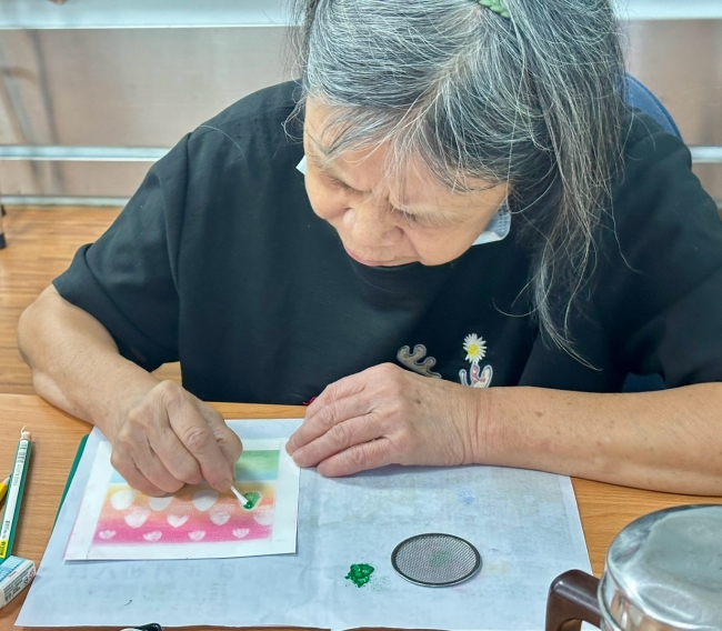 大家自由發揮創意，將沉重的照顧情緒轉化為繽紛色彩