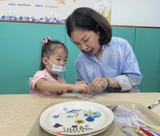 社友們陪著慢飛天使製作美麗的壓花書籤