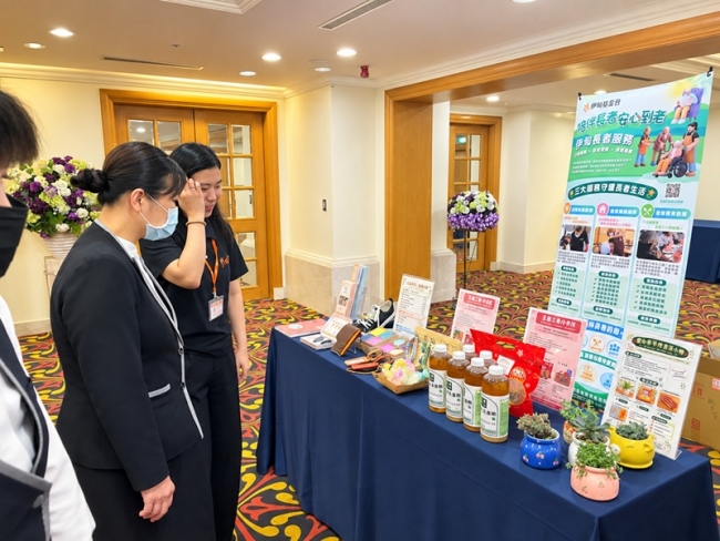 現場展示伊甸身障朋友的手作商品