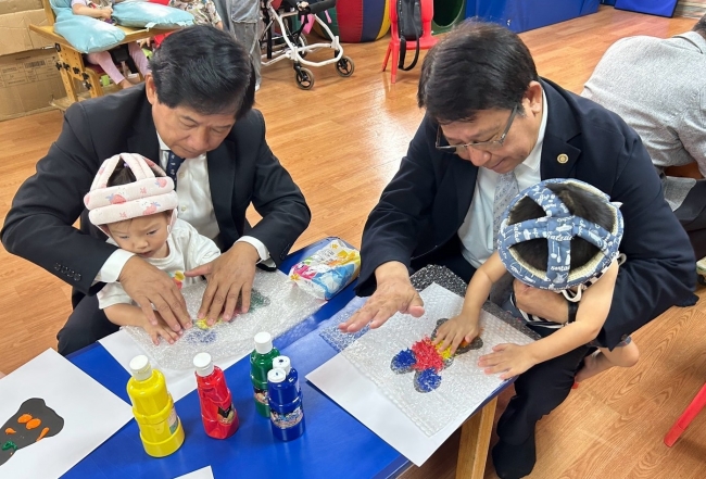 社友們耐心引導慢飛天使進行氣泡紙感官創作，印出獨一無二的中秋玉兔，現場洋溢溫馨互動。