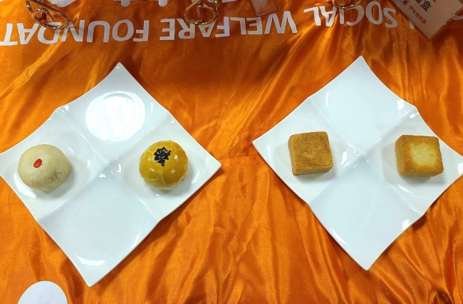 每一個月餅都是由庇護員工親手製成