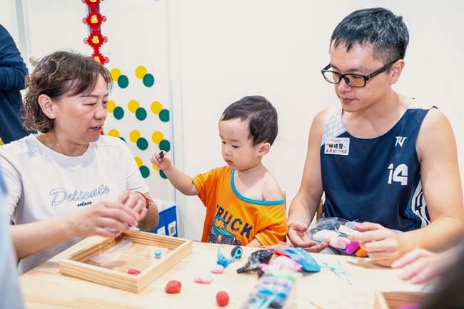 桃園第二區早療發展中心舉辦社區融合活動,邀請早療家庭、祖父母及社區民眾一同參與。