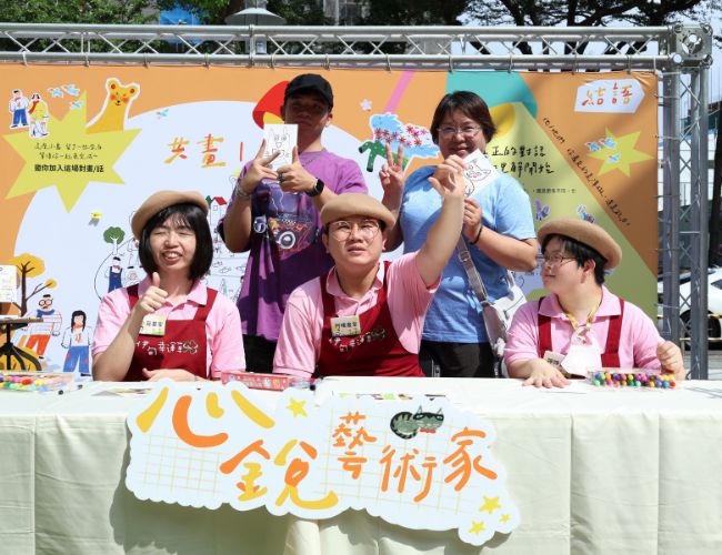 身障學員化身不同風格的「一日畫家」,現場為民眾做畫