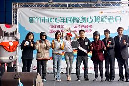 温嵐擁抱伊甸身障長者 一起為新竹國際身障者日熱情獻舞