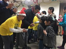 伊甸小朋友與廣愛住民交換禮物家都非常開心