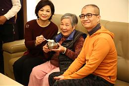 國際影后楊貴媚與居服員到宅陪伴 圍爐獻暖好溫馨