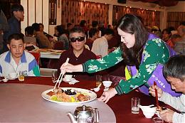 企業志工當桌長為視障朋友夾菜