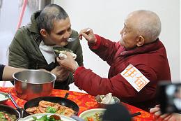 伊甸志工接送身障住民回家 一圓與獨居老父圍爐的夢