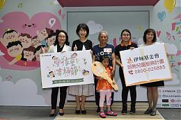 小兒科醫師陳佩琪和伊甸慢飛天使小卉一起體驗快閃童樂站闖關遊戲。