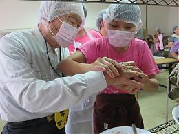 身障青年指導長輩包粽
