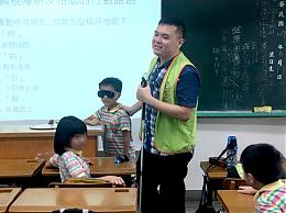 戴暐洲受邀至各國小擔任生命教育講師，帶領孩子學習如何協助視障朋友