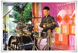 伊甸宜蘭教養院視障住民昌吉，在舞台上自信展現他最熱愛的黑樂爵士鼓表演。