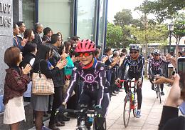 12位傳愛騎士在眾人祝福下展開公益環台之旅，將送愛到偏鄉。