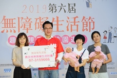 創作歌手小球(莊鵑瑛)10月26日熱情為「無障礙生活節」站台，擔任伊甸基金會無障礙生活節高雄場公益大使，在活動中體驗單手包尿布，困難度報表讓她直呼「超困難」，小球更呼籲民眾用實際行動支持、響應無障礙生活計畫。