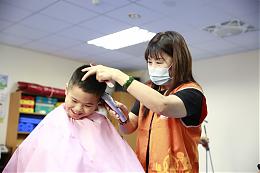美髮師梁圜繡連續3年為鳳山早療中心協助孩子剪髮