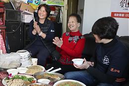 80歲高齡母多病纏身與身障兒相依為命 伊甸愛圍爐送暖到家