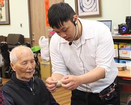 板橋遠百伴長者迎新春  伊起「包」元寶讓幸福加「被」