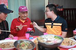一句「希望有人陪吃團圓飯」，伊甸社工到宅圍爐圓夢