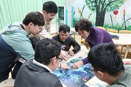 創新防疫科學實驗班  伊甸宜蘭教養院醫學專才役男帶身障住民遊戲做中學