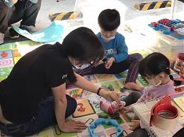新北市早療行動車行遍偏鄉 攜手三峽服務中心伊起助遲緩兒家庭
