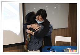畫室工作陪伴者也來到分享會現場，給老王支持