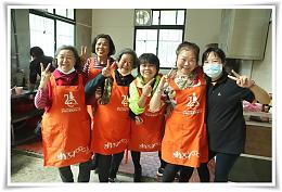 享有地主優勢的坪林水柳腳公托，由長輩和志工攜手，推出包括地瓜粉、炒米粉、麻油雞、蜜香茶凍等超多好味道。