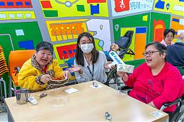 聖誕節前夕，石碇服務區號召13家合作企業，送餐至伊甸興隆照顧中心，讓服務使用者也能感受聖誕節氣。