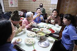 透過伊甸愛圍爐，讓李敏姑可以吃到熱騰騰的年菜，享受圍爐的氣氛。