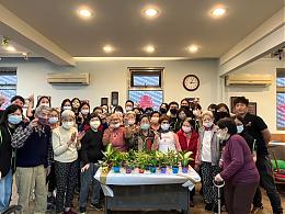 今(25)日20位志工至伊甸鶯歌托老中心除了打造快樂花園，也帶領長輩彩繪盆栽、料理佳餚、共享美味，一起共度美好一天。