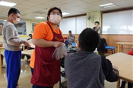 伊甸生活服務員徐采惠，於半年前加入伊甸，年紀輕輕便投入服務身障者的行列。