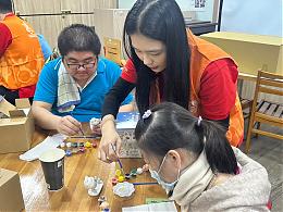 遠百板橋中山店與身障學員一同進行彩繪活動，度過難忘的聖誕節。