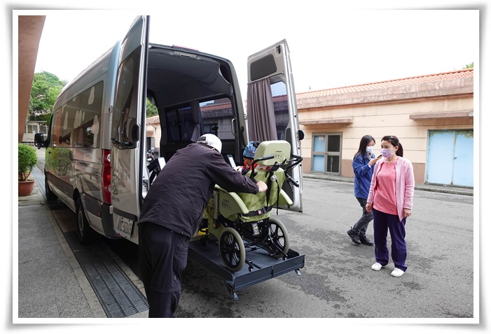 伊甸圓夢憩旅車利用升降設備協助何爺爺上車