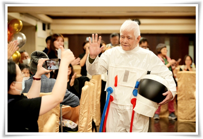 成為一位太空人，是85歲阿和阿伯最嚮往的工作。