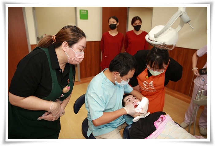 牙醫師告訴教保員，小浚接下來牙齒治療規劃